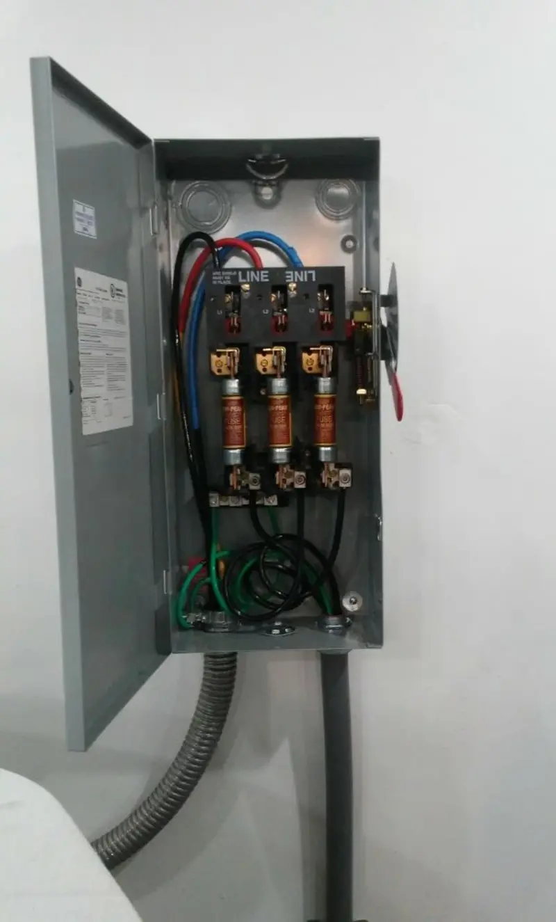 Three-phase disconnect switch installed for Smoke Detector Installation in Delphi